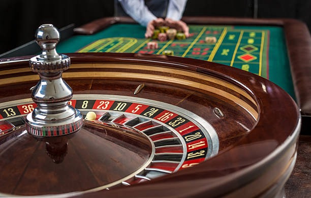 hyslot live dealer table on mobile phone screen with real-time action